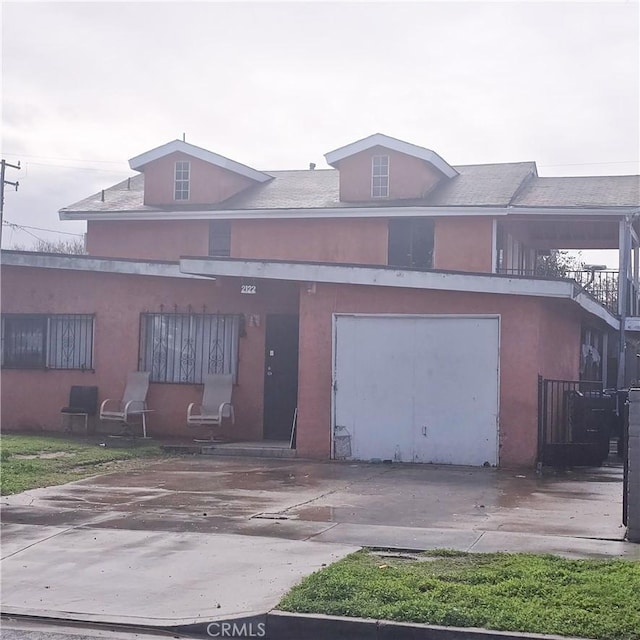 view of front of home featuring driveway and stucco siding