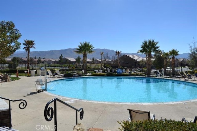 11175 Avonlea Rd, Apple Valley, CA 92308 - community pool featuring a mountain view, a patio, and a residential view