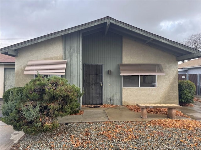 view of exterior entry with stucco siding