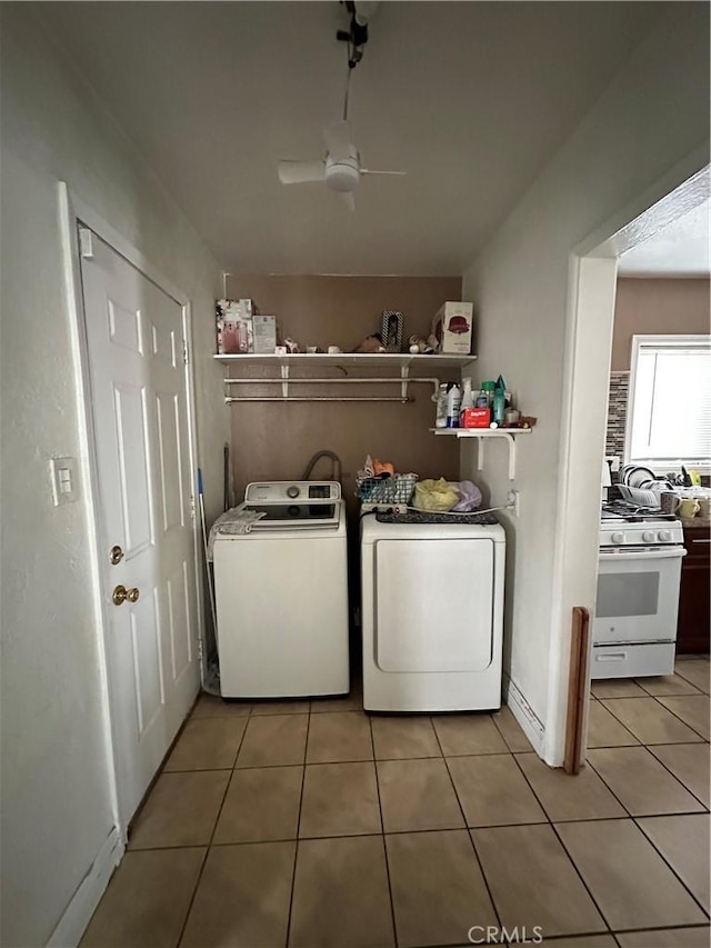 laundry room with light tile patterned flooring, ceiling fan, and washer and clothes dryer