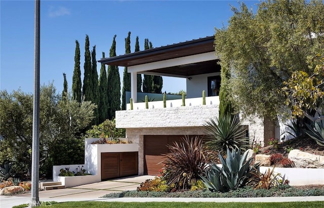 view of front of property featuring a garage