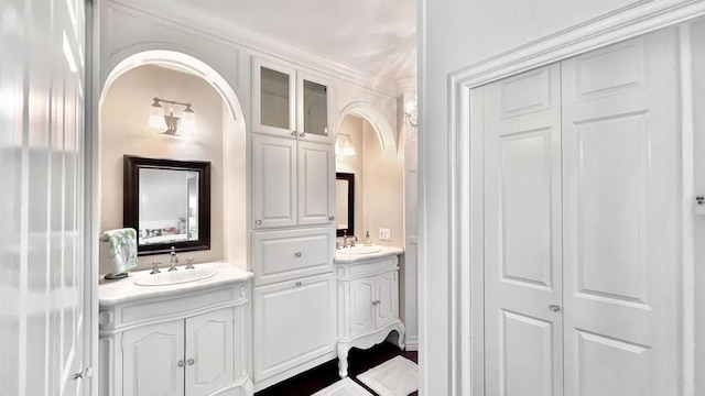 41 Baroness Ln, Laguna Niguel, CA 92677 - ensuite bathroom featuring a closet, vanity, and ensuite bath