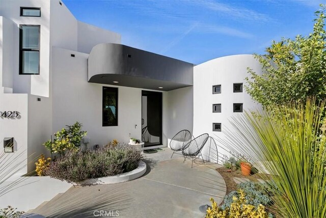1425 Skyline Dr, Laguna Beach, CA 92651 - doorway to property featuring stucco siding