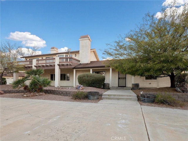 view of front of property featuring a balcony