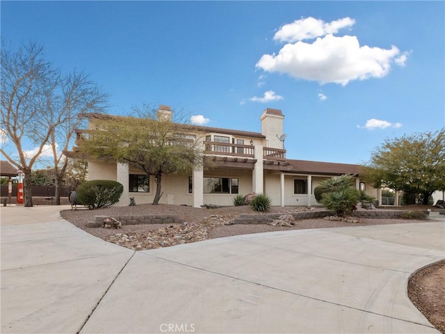 view of front of property featuring a balcony