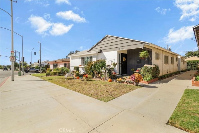 view of front of home featuring a front yard