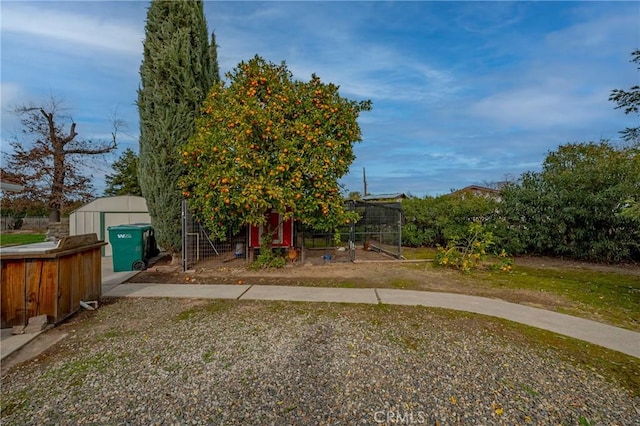 view of yard featuring an outdoor structure