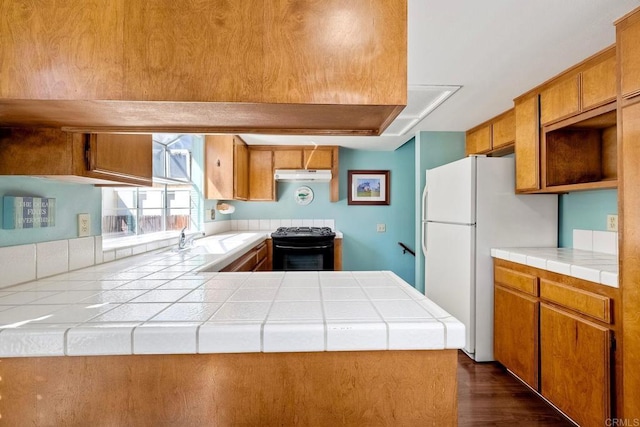 kitchen featuring tile countertops and a peninsula