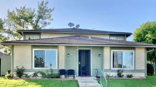 view of front of property with a front yard