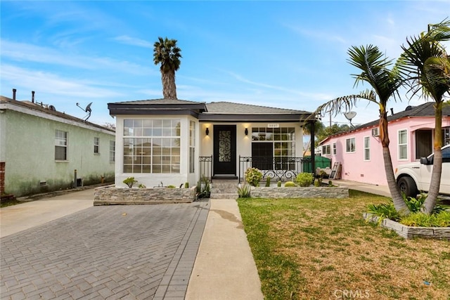 view of front facade with a front yard and stucco siding