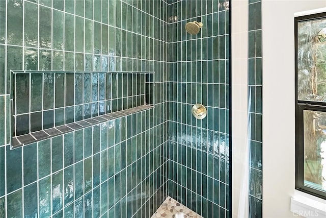 bathroom featuring a tile shower