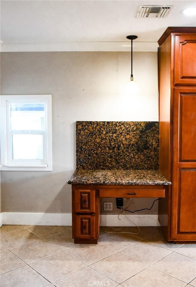 room details featuring baseboards, visible vents, and crown molding