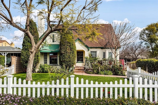 view of front of home featuring a fenced front yard, a front lawn, and stucco siding