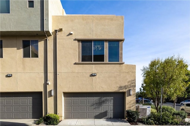 view of front of property featuring an attached garage and stucco siding