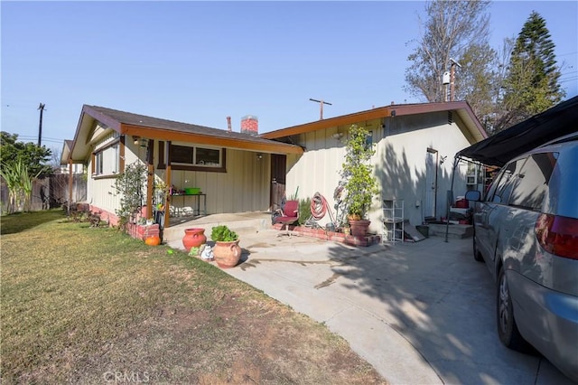 view of front of home with a patio and a front lawn