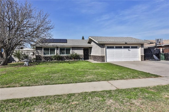 ranch-style house with stucco siding, solar panels, an attached garage, a front yard, and driveway