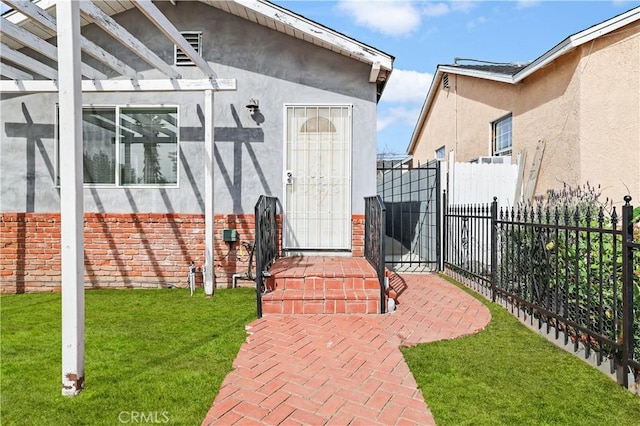 property entrance featuring a lawn