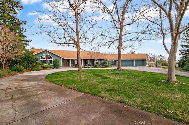 ranch-style house featuring a front yard