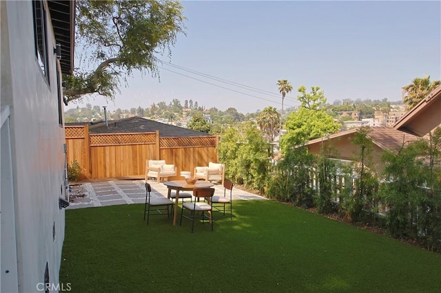 view of yard featuring an outdoor hangout area and a patio area