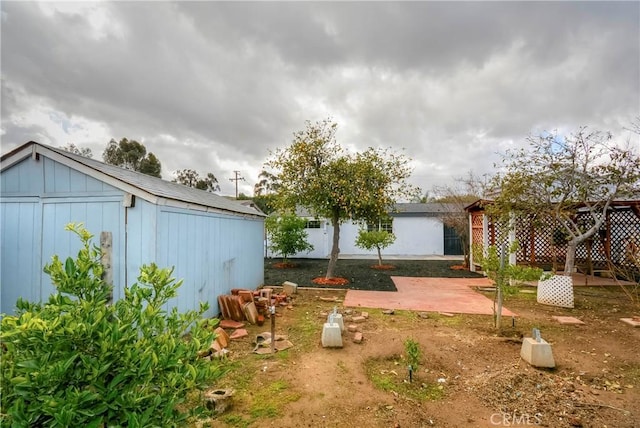 view of yard featuring a shed