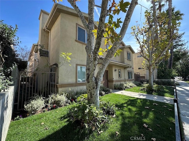 view of front of house with a front lawn