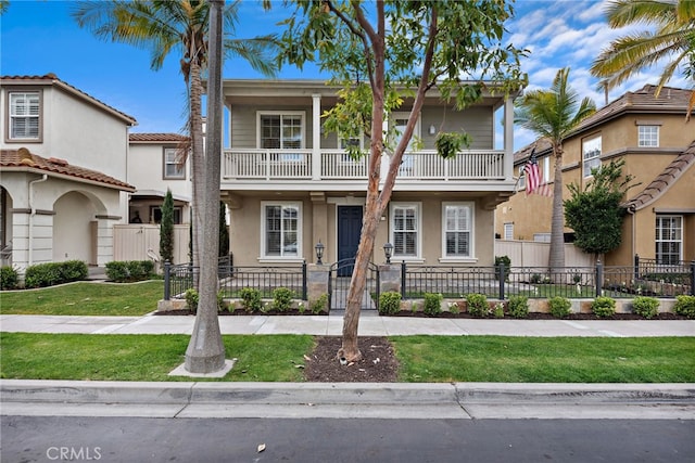 view of front of property featuring a balcony