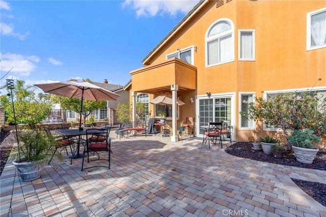 view of patio with ceiling fan