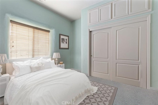 bedroom featuring carpet flooring and a closet