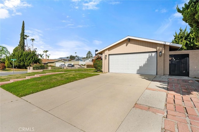 view of front of property featuring a front lawn and a garage