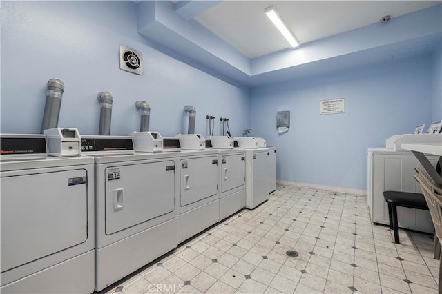 shared laundry area featuring visible vents, baseboards, light floors, and independent washer and dryer