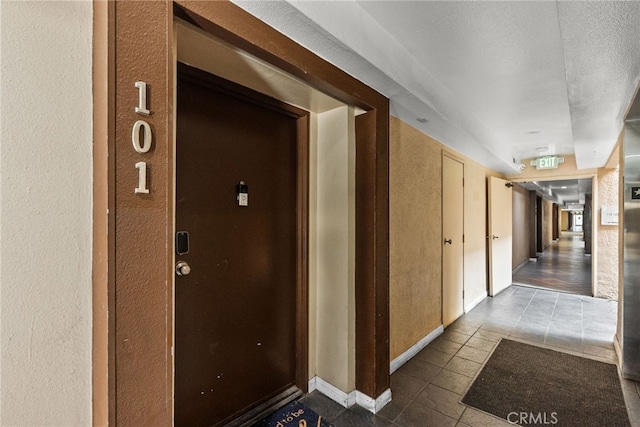 7826 Topanga Canyon Blvd Unit 101, Canoga Park, CA 91304 - corridor featuring a textured wall and baseboards