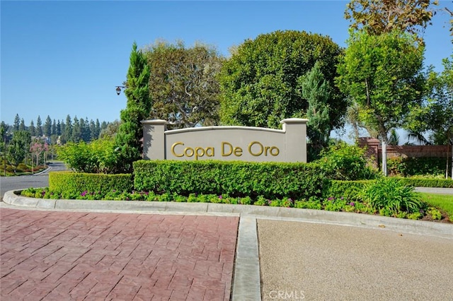 view of community / neighborhood sign