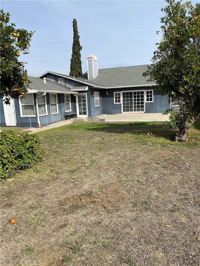 view of front of property with a front yard