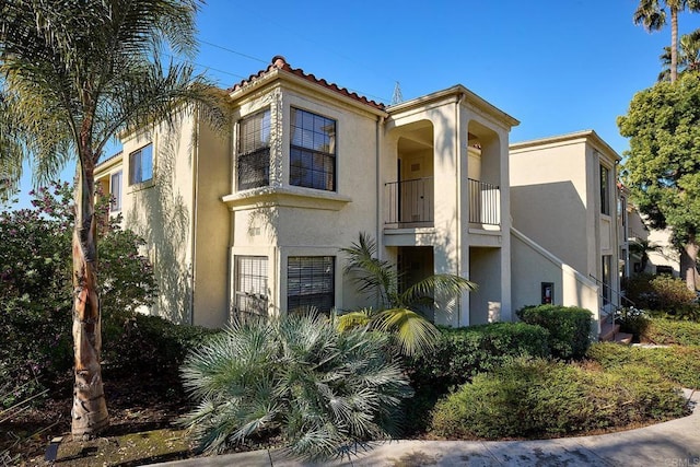 mediterranean / spanish-style home featuring a balcony