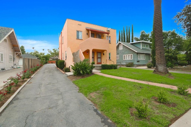 view of front of property with a front yard