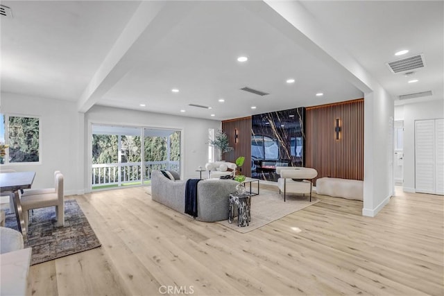 living area featuring light wood-style floors, visible vents, and recessed lighting