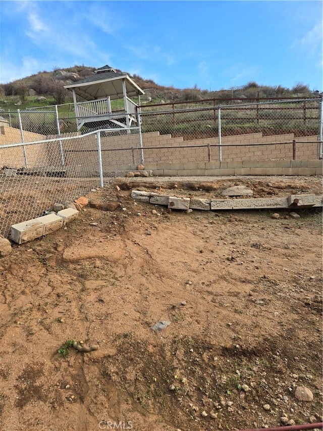 view of yard featuring a rural view