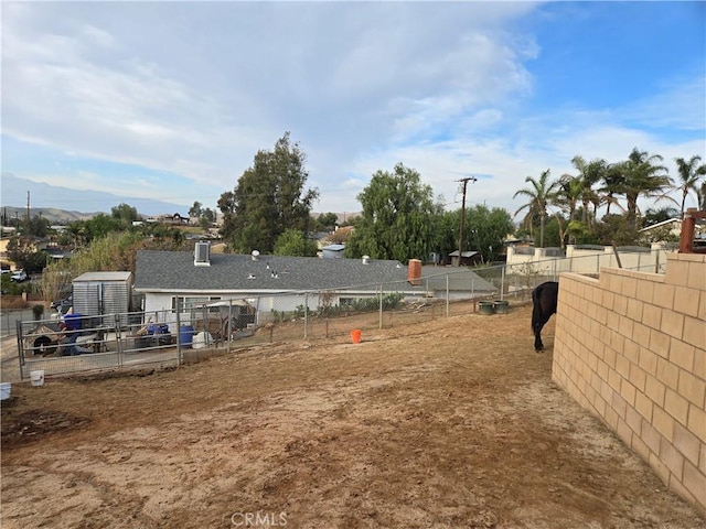 view of yard featuring a mountain view