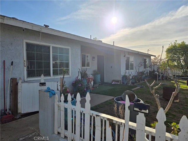 view of front of house featuring a front yard