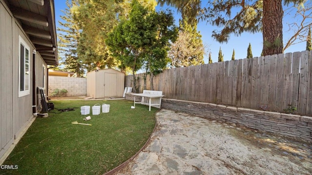 view of yard featuring a fenced backyard, an outdoor structure, and a shed