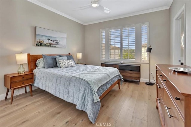 bedroom featuring light wood-style floors, baseboards, ornamental molding, and ceiling fan