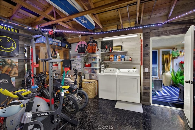 garage with washing machine and clothes dryer