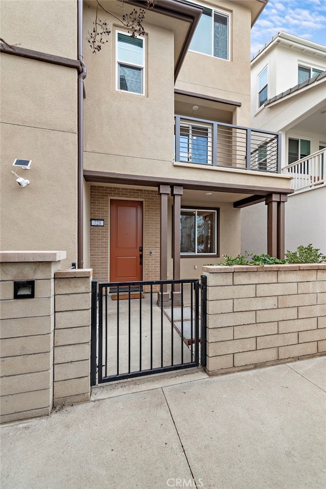 view of front of property featuring a balcony