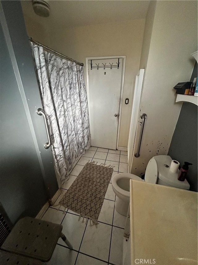 full bath featuring tile patterned flooring, toilet, and a shower with curtain