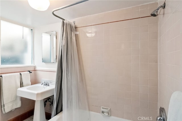 bathroom with shower / bath combo