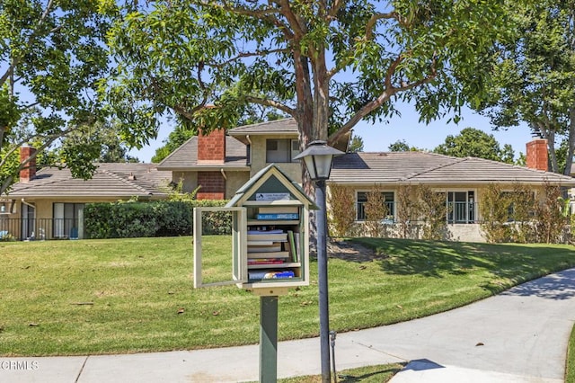 split level home with a front lawn