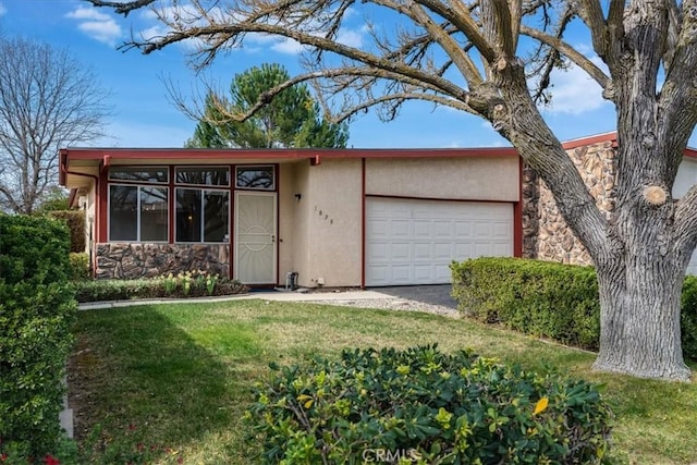 view of front of property featuring a front lawn and a garage