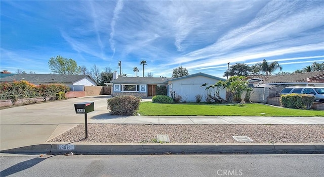 single story home with a front lawn