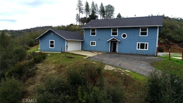 view of front facade with driveway