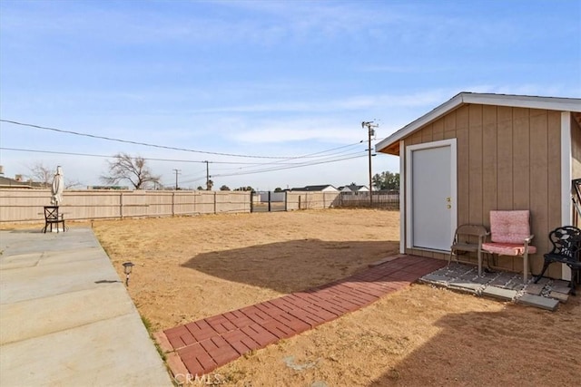 view of yard featuring a storage unit